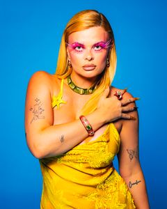 Erika Vikman kuvattuna kirkkaansinistä taustaa vasten.