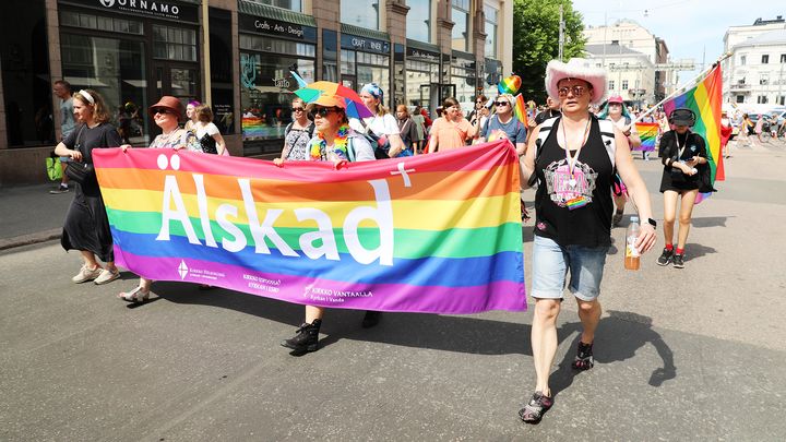 Helsinki Pride -kulkue kesällä 2022