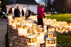 Muistokynttilöiden rivit kasvavat Kirkon hautausmaan muurilla Espoon tuomiokirkon edessä.