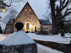 Kuvassa on Espoon tuomiokirkko talvisessa maisemassa.