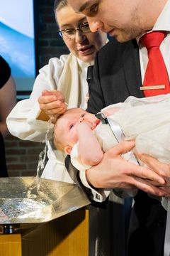 Pappi kastaa vauvaa.