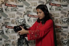 Kristillinen mediajärjestö PAK7 hyödyntää tv-ohjelmissaan Pakistanin tarinankerronnan kulttuuria. Ohjelmat on suunnattu etenkin nuorille, nuorten aikuisille ja lapsille. Sana työskentelee tv-tuottajana järjestössä. Kuva: PAK7/Sansa