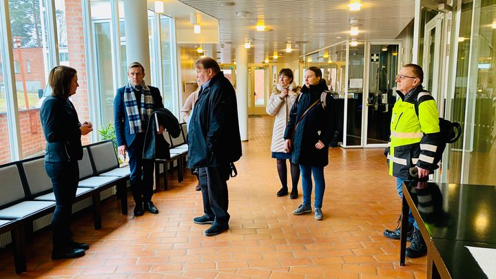 Olari parish workers are discussing environmental work with Hannu Salminen.