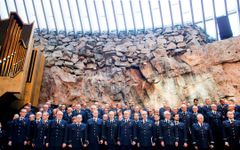 Poliisien kuoro on kuvattu Temppeliaukion kirkossa.