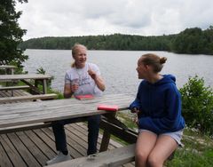 Aapo Korjamo, 15, ja Lilja Järvinen, 16, halusivat kokea rippileirin tunnelman uudestaan. Syksyllä lukion aloittavat nuoret toimivat isosina Nuuksiossa Tapiolan seurakunnan järjestämällä rippileirillä.