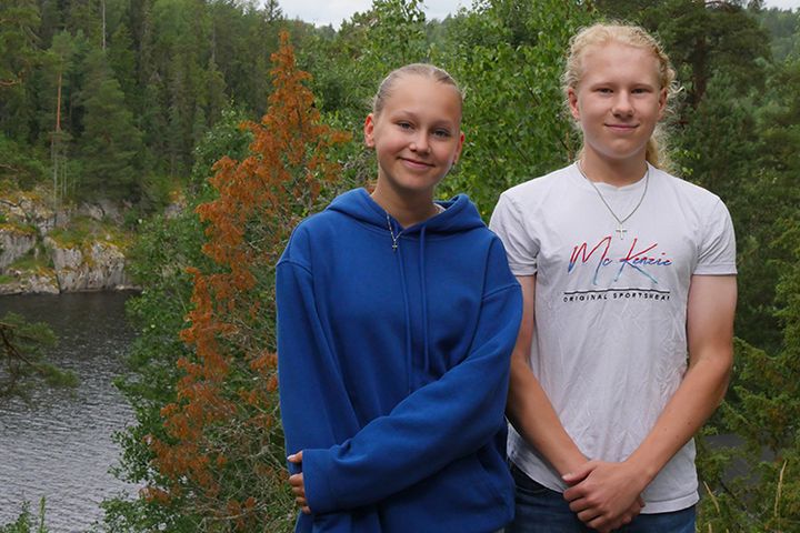 Viime kesän rippikoululaiset Lilja Järvinen, 16, ja Aapo Korjamo, 15, halusivat kokea rippileirin tunnelman uudestaan. Syksyllä lukion aloittavat nuoret toimivat isosina Nuuksiossa Tapiolan seurakunnan järjestämällä rippileirillä.