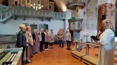 En grupp människor i Esbo domkyrka.