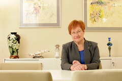 Kuvassa oleva Tarja Halonen toimi Suomen tasavallan presidenttinä kaksi kautta vuosina 2000-2012. Hän oli Suomen ensimmäinen naispuolinen valtionpäämies.