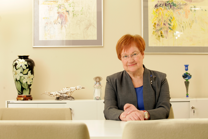 Kuvassa oleva Tarja Halonen toimi Suomen tasavallan presidenttinä kaksi kautta vuosina 2000-2012. Hän oli Suomen ensimmäinen naispuolinen valtionpäämies.
