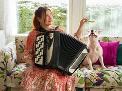 Maria Kalaniemi, the accordion and a dog.