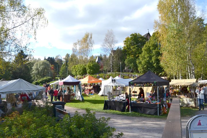 Markkinakojuja Espoon tuomiokirkko taustanaan.