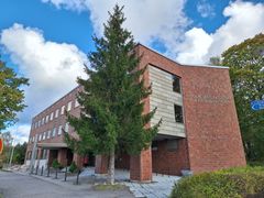 Espoon seurakuntayhtymän virastotalo sijaitsee Espoon keskuksessa.