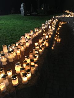 Sytytä kynttilä syksyn pimeään. Remontissa olevan Espoon tuomiokirkon lähellä tapahtuu pyhäinpäivänä. Kirkon ja Kappelin hautausmailla, seurakuntatalolla sekä Pitäjäntuvalla on ohjelmaa lapsille ja aikuisille kahvilasta taidenäyttelyyn ja enkelivalokuvaukseen.