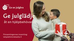 En ung kvinna med en liten pojke i sin famn och ett par händer som sträcker fram en julklapp inslaget i rött papper. Texten Ge julglädje och insamlingens information.
