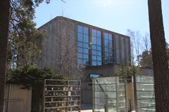 Tapiolan kirkko juhlii pyöreitä. Aarno Rusuuvuoren suunnittelema, vuonna 1965 valmistunut Tapiolan kirkko on keskeinen maamerkki Tapiolassa.