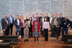 Auurten seurakuntatalouksien johtavat osallistuivat aamuhartauteen ja kokoustivat Tapiolan kirkolla 14. marraskuuta. Kuvassa keskellä Tapiolan seurakunnan kirkkoherra Päivi Linnoinen.