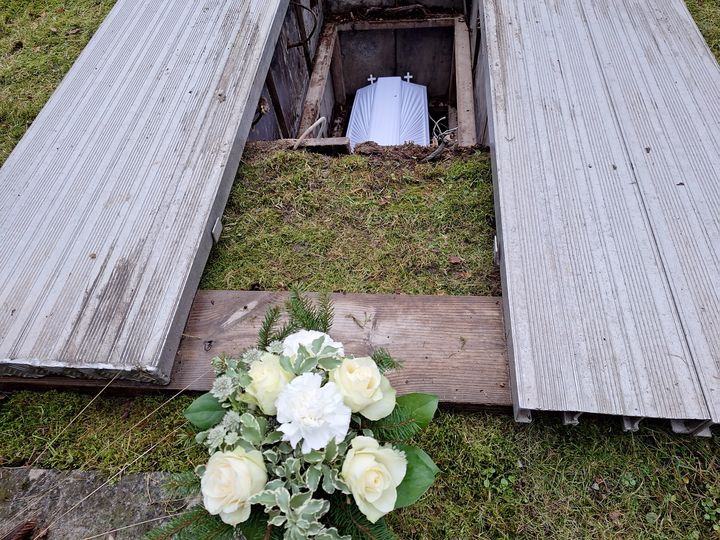 Hautaus toimitettiin Kirkon hautausmaalla Espoon tuomiokirkon vieressä.