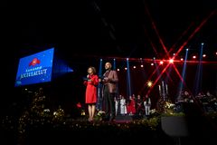 Kuvassa juontajat Anniina Valtonen ja Totti Toivonen.