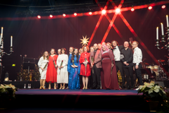 Lähetyksen juontajat ja muusikot yhteiskuvassa.