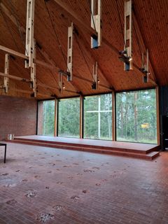 Otaniemen kappelisali odottamassa korjauksia.