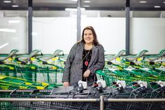 toimittaja, pappi Laura Vähäsarja ostoskärryjen keskellä arjessa