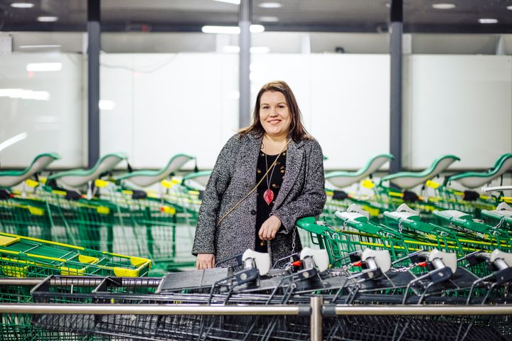 toimittaja, pappi Laura Vähäsarja ostoskärryjen keskellä arjessa