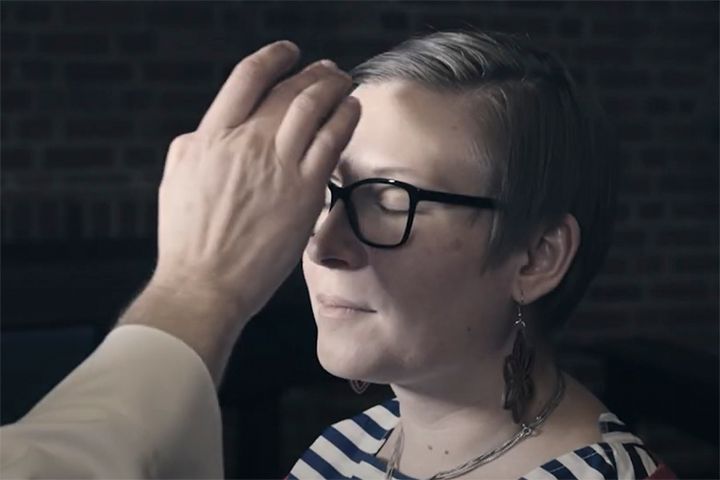 Tuhkaristin piirtäminen otsaan tuhkamessussa paaston alussa.