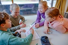 lapset pöydän ääresä tekemässä ryhmätyötä