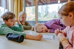 Luokka loistamaan hankkeessa espoolaiset nelos- ja vitosluokkalaiset pääsevät viettämään yhteisöllisyyttä tukevia leirikeskuspäiviä. Kuvassa Tuomarilan koulun nelosluokkalaiset Konsta Henriksson, Theo Nordlund, Iida Kerkkonen ja Anni Martikainen Hvittorpin leirikeskuksessa marraskuussa 2025.