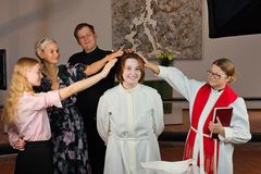 Alunperin vauvaperheiden tarpeisiin syntyneet yhteisölliset Kastepäivät vetävät nyt teinejä. Espoossa jokainen kastettu nuori saa tänä vuonna lahjaksi seurakuntalaisen neulomat villasukat.