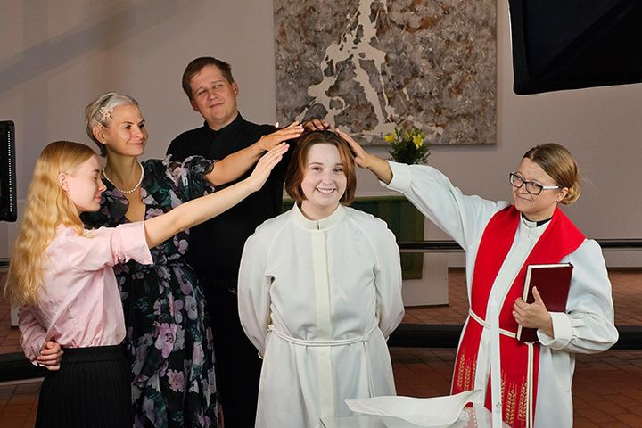 Alunperin vauvaperheiden tarpeisiin syntyneet yhteisölliset Kastepäivät vetävät nyt teinejä. Espoossa jokainen kastettu nuori saa tänä vuonna lahjaksi seurakuntalaisen neulomat villasukat.