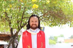 John Rojas liturgisessa asussa.