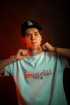 Jeel, jonka paidassa on teksti Jeesus elää.