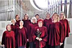 Kuvassa naiskuoro esiintymisasuissa.