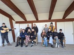 Kuvassa on joukko nuoria.