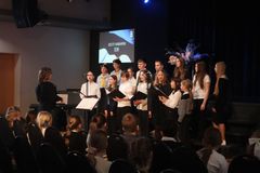 Kuvassa lastenkuoro esiintymässä.