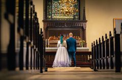 vihkipari Vantaan Pyhän Laurin kirkon alttarilla