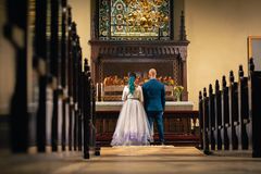 kuvassa hääpari Vantaan Pyhän Laurin kirkon alttarilla