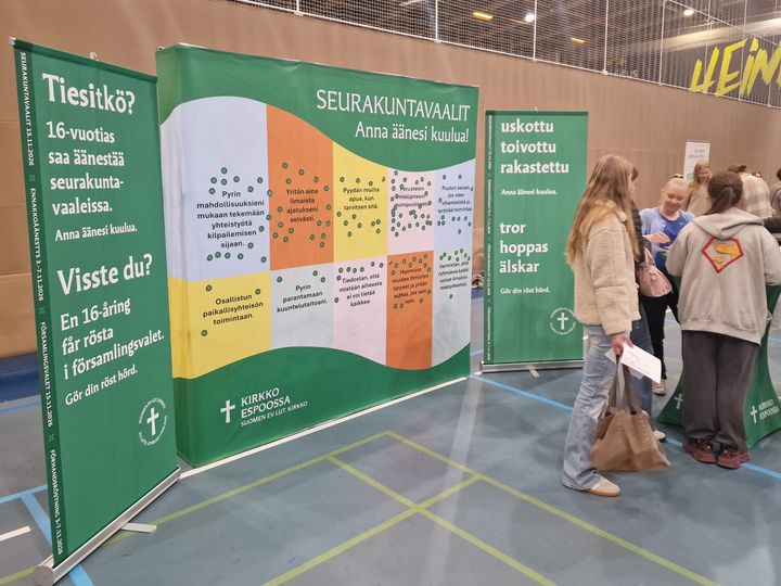 Unga människor och valbanderol.