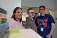 Vilho Husua, 14, innostaa mediariparilla etenkin videoiden tekeminen. Rippikouluryhmä kävi tutustumassa Kirkko ja kaupungin toimitukseen Kalliossa päätoimittaja Pauli Juuselan ja pappi Hanni Raiskion johdolla.