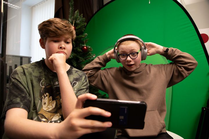 Vilho Husu (oik), 14, pääsi Espoon seurakuntien mediariparille yhdessä kaverinsa Eemilin, 14, kanssa. Molemmat odottavat leirijaksolta videoiden tekoa, uimista ja uusiin ihmisiin tutustumista.