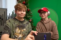 Vilho Husu (oik), 14, pääsi Espoon seurakuntien mediariparille yhdessä kaverinsa Eemilin, 14, kanssa. Molemmat odottavat leiriltä videoiden tekoa. Ennen leiriä riparilaiset pääsivät tutustumaan Kirkko ja kaupungin ja Jouluradion toimitukseen.