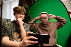 Vilho Husu (oik), 14, pääsi Espoon seurakuntien mediariparille yhdessä kaverinsa Eemilin, 14, kanssa. Molemmat odottavat leirijaksolta videoiden tekoa, uimista ja uusiin ihmisiin tutustumista.