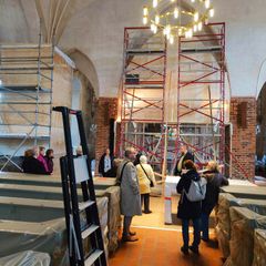 Under renoveringen skyddas föremålen och den fasta inredningen i Esbo domkyrka.
