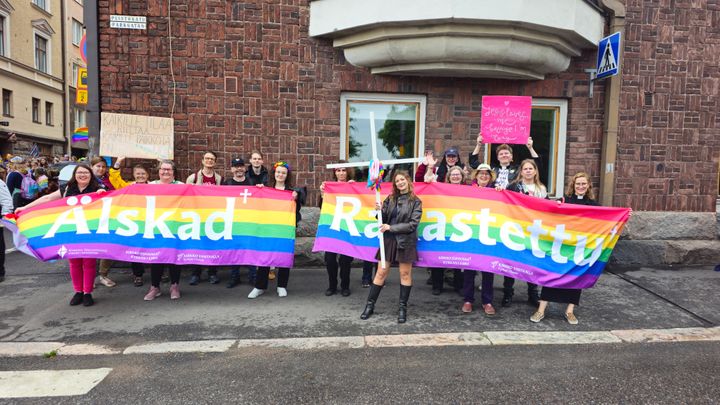 Församlingens deltagare på väg till Helsinki Pride-paraden 2025.
