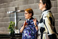 Kuvassa vasemmalta Tapiolan nykyinen kirkkoherra Päivi Linnoinen ja tuleva kirkkoherra Elina Hellqvist.