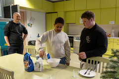 Cooking club participant Daniel and club leader Eelis cooking together.