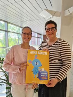Tiina Hänninen ja Mirja Miettinen käsissään Lastenvaalien juliste, jossa on Lastenkirkon piirroshahmo Päkä-lammas ja teksti: Anna äänesi!