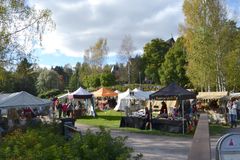 SyysMatin Markkinoilla on yli sata myyjää ja näytteilleasettajaa. Tarjolla on käsitöitä, satokauden tuotteita ja monenlaista muuta kiinnostavaa.