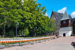 I bilden finns Esbo domkyrka, klockstapeln och byggstängsel.